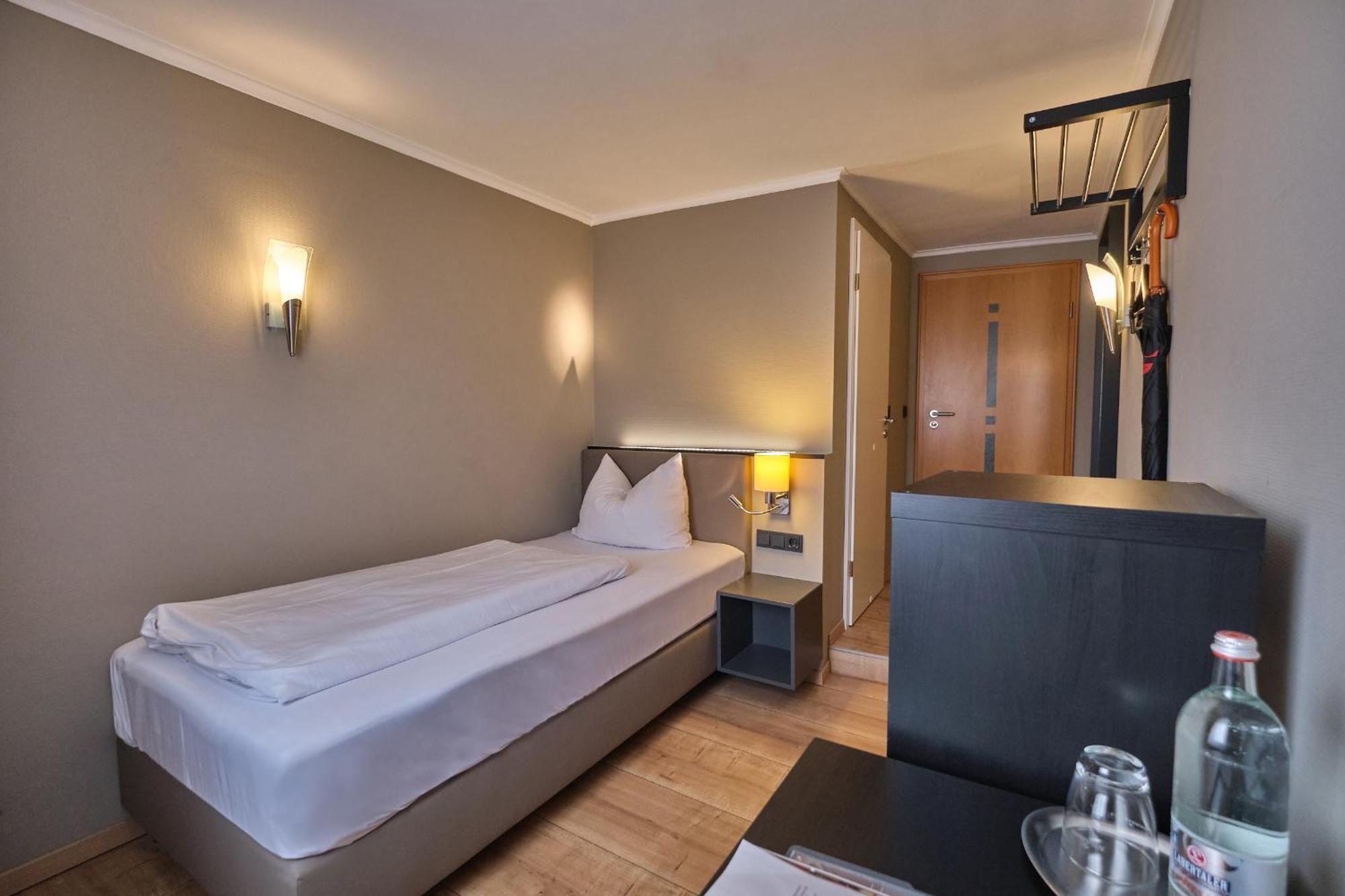 Hotel Roter Hahn Regensburg Dış mekan fotoğraf